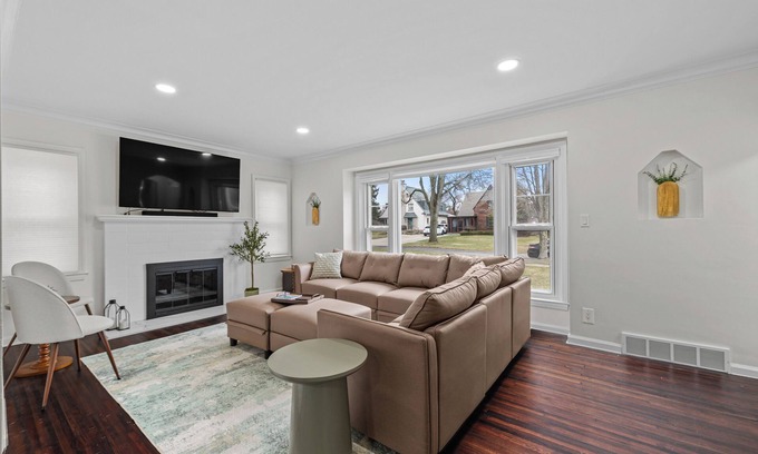 Huntington Woods House | Spacious family-friendly 4 BD home- AC, ping pong, by downtown Royal Oak, Zoo