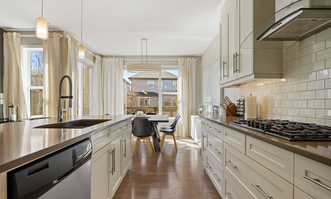 Southeast Calgary House | Spacious Family and pet friendly Home-4 Bedrooms with AC in Walden