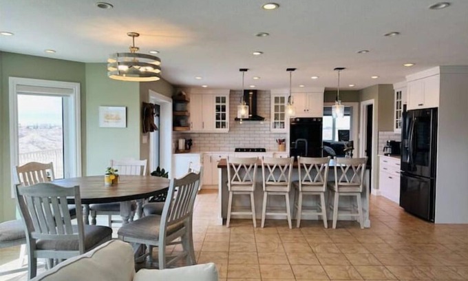 Lethbridge County House | Spacious, family-friendly retreat; panoramic views