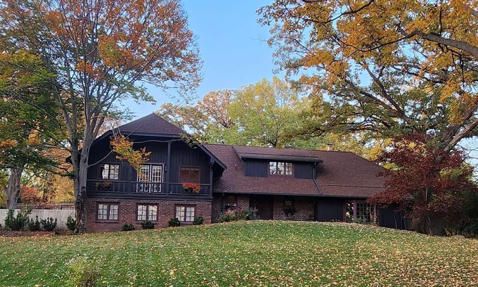Des Moines House | Spacious Family Friendly Home with Huge Yard