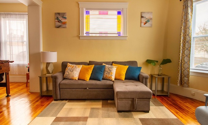 Union HIll House | Spacious family friendly 3BR 1st FL apt. Kelly SQ, collages & universities