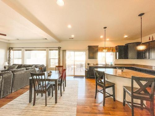 Fountain House | Spacious Family Getaway 20min to downtown sights