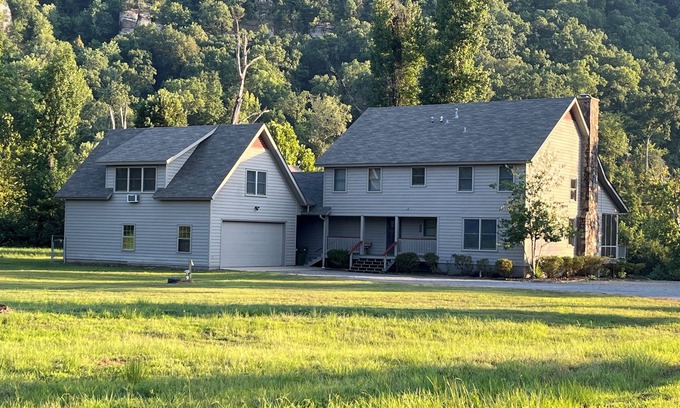 Heber Springs House | Spacious family home on the banks of the Little Red River in Heber Springs AR. n