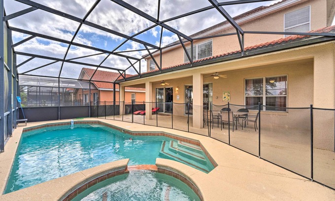 Solana House | Spacious Family Home w/Spa in Davenport!