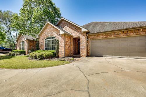 Fayetteville House | Spacious Family Home 3 Mi to Downtown Fayetteville