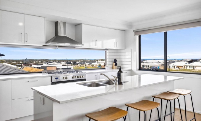 Torquay House | Spacious family home with pool and ocean views