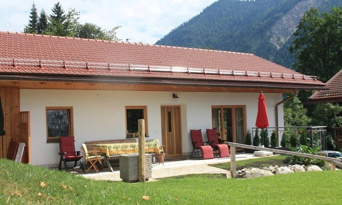 Osterhofen Apartment | Spacious family residence - in a very quiet location with wonderful mountain views