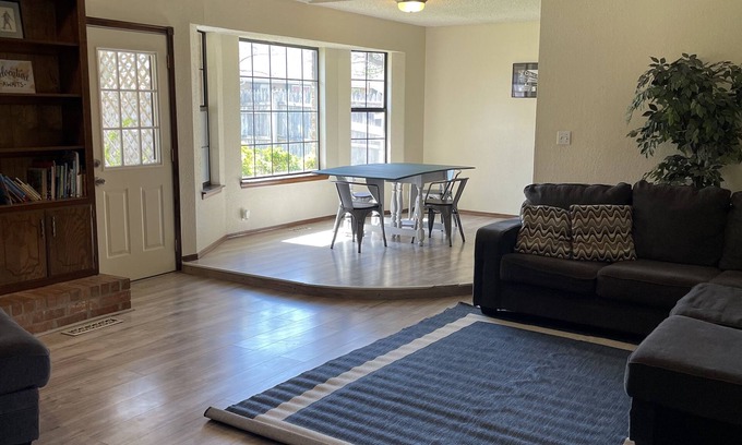 Edmond House | Spacious Family Retreat