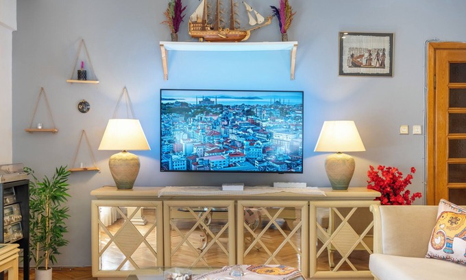Kadikoy Apartment | Spacious Flat in a Central, Lively Neighborhood