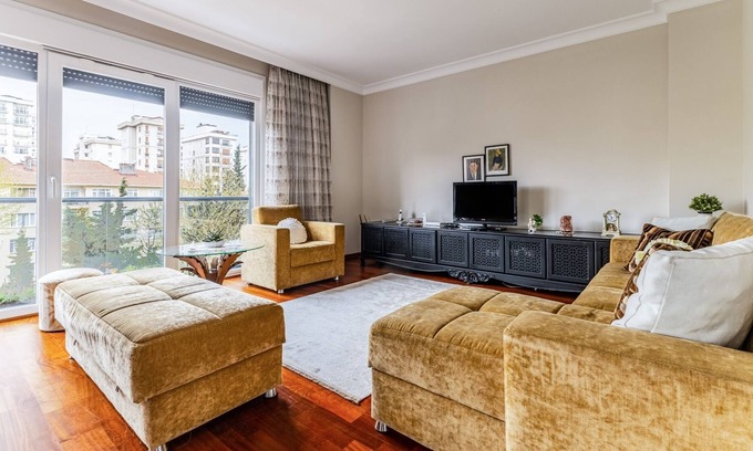 Kadikoy Apartment | Spacious Flat in Kadikoy