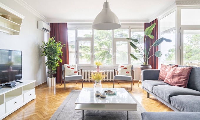 Caddebostan Mahallesi Apartment | Spacious Flat near Caddebostan Coast in Kadikoy