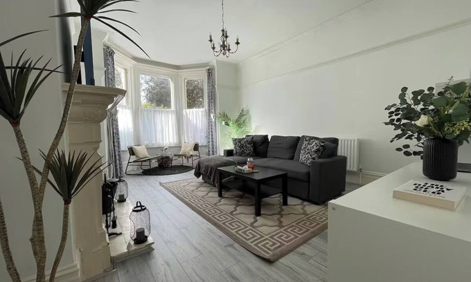 Northampton Apartment | Spacious Flat | Sleeps 7, Pet-Friendly + Parking