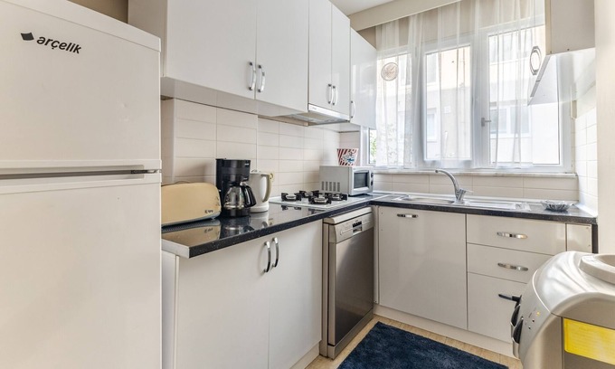 Caddebostan Mahallesi Apartment | Spacious Flat w Balcony 3 min to Bagdat Ave