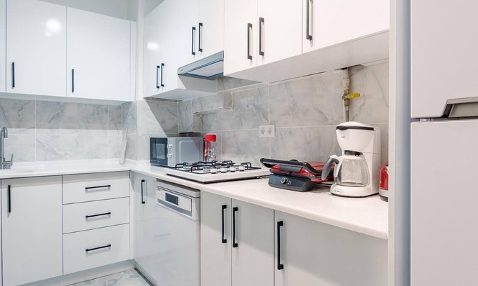 Moda Apartment | Spacious Flat w Balcony 4 min to Kadikoy Square