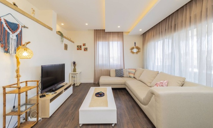 Eski Lara Apartment | Spacious Flat w Balcony 3 min to Beach in Antalya