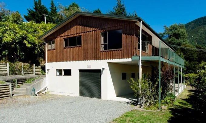 Picton House | SPACIOUS FOUR BEDROOM HOUSE OVERLOOKING PICTON.