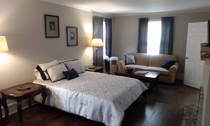 Sherwood Forest House | Spacious Four-bedroom house in charming Charlotte, Prime Location!