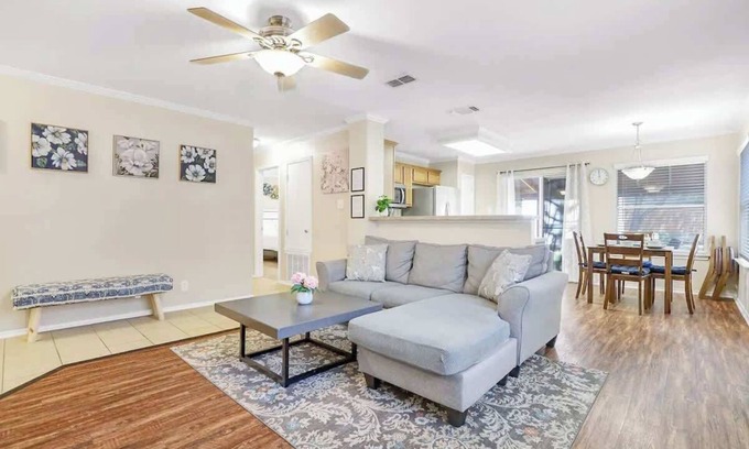 West San Antonio House | Spacious & Fun Family Getaway ~ 5mins to SeaWorld!