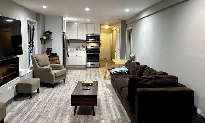 East Albany Park Apartment | Spacious Garden Level Apartment Irving Park - Convenient, Quiet, and Cozy