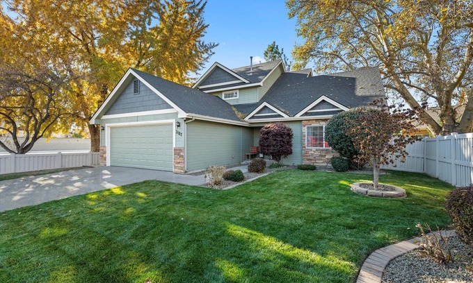 Meridian House | Spacious Getaway, Perfect for Groups, Fire pit, BBQ, 70" TV, near The Village, TopGolf, Parks