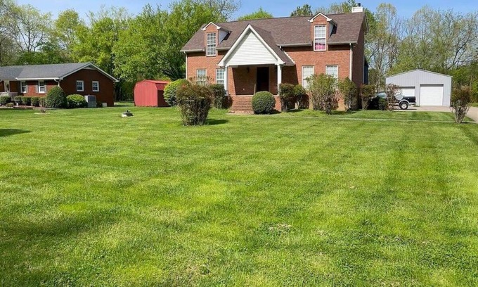 Hendersonville House | Spacious Hendersonville Home – Sleeps 7, Prime Location!