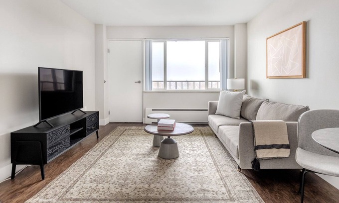 West Highland Apartment | Spacious Highland 1BR, near Highland Park & Downtown by Blueground