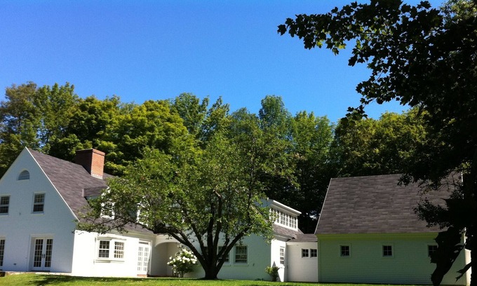 Woodstock House | Spacious Hilltop Home with Expansive Views and 5 min Walk to Town