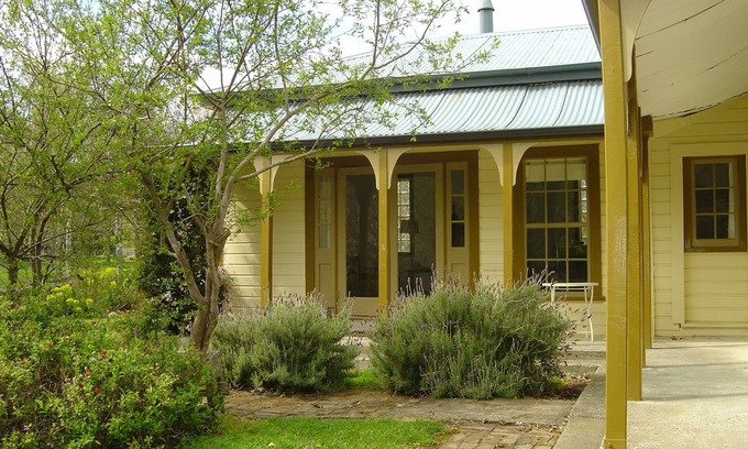 Pirinoa Cottage | Spacious historic cottage