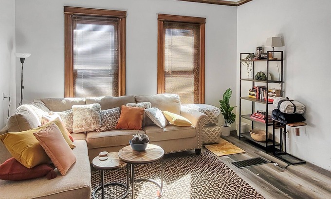 Bay City Apartment | Spacious & Historic Victorian Retreat