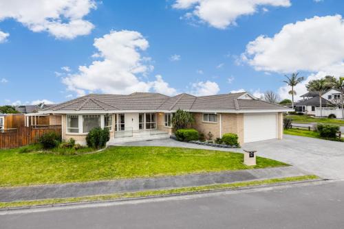 Papakura House | Spacious Holiday Home in a Superb Location