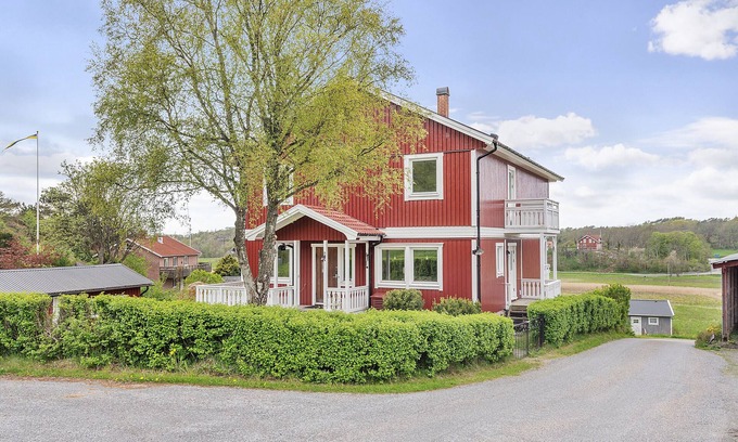 Ellos Ski Chalet | Spacious holiday home near Hälleviksstrand, perfect for families | SE09105