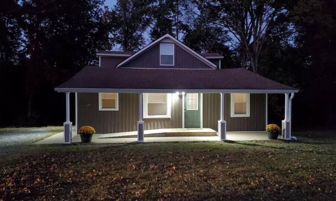 Clarksville House | Spacious home 10 minutes from downtown Clarksville TN in a quiet countryside.