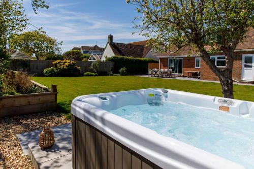 East Wittering House | Spacious home for 8 in Witterings - walk to beach