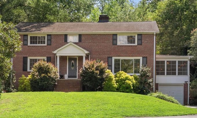 Clemson House | Spacious Home in Downtown Clemson. Walk to Clemson University! Sleeps 10