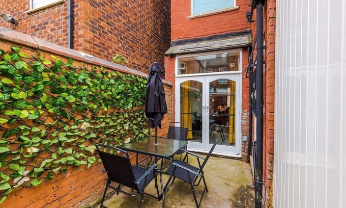 Clayton House | Spacious Home in Manchester | 53 Degrees Property | Ideal for Business!