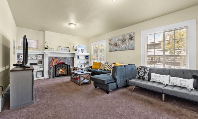 Oakland House | Spacious Home in the heart of the Bay