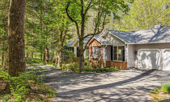 Flat Rock House | Spacious Home in the Heart of Flat Rock w/Hot Tub, Ping Pong & Pool Table