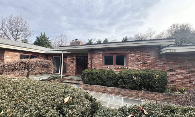 Winchester House | Spacious home, near medical center, Winchester