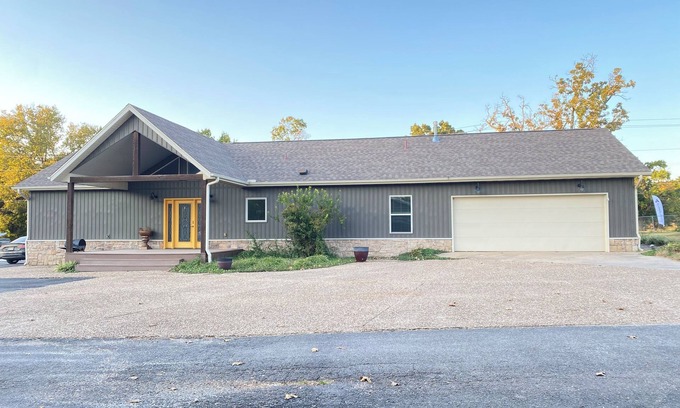 Benton County House | Spacious home Near Shopping,Restaurants Parks, Bike Trails & Jiu-Jitsu Academy
