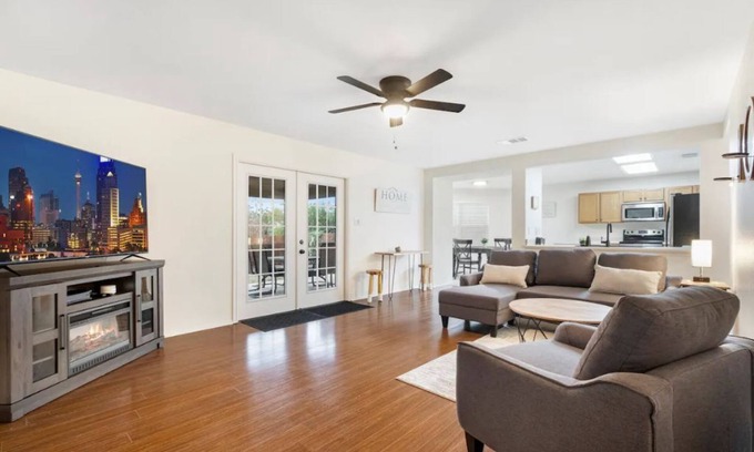 San Antonio House | Spacious home near theme parks & Lackland AFB BMT!