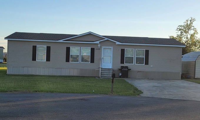 Lake Charles House | Spacious home on dead end culdesac in quiet country community