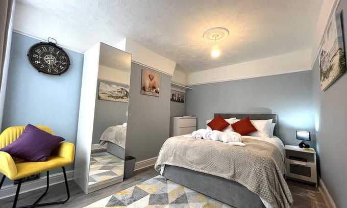 Openshaw House | Spacious home sleeps 8 Nr Etihad CoOp Live & City