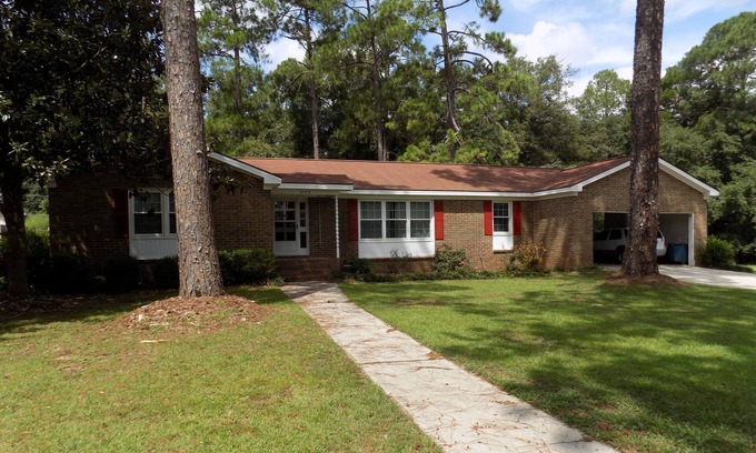 Perry House | Spacious home Sleeps 12! - 7 min to GA Nat. Fairgrounds & 30 mins to RAFB