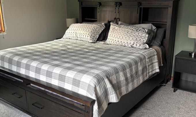 Oshkosh House | Spacious Home that is close to EAA and Shopping.