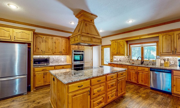 Gun Barrel City House | Spacious Home with Private Hot Tub & Shuffleboard - Near Boat Dock, Main St