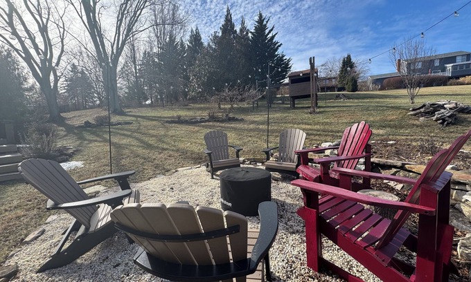 Blacksburg House | Spacious Home with Mountain Views - only 1.7 Miles from Campus