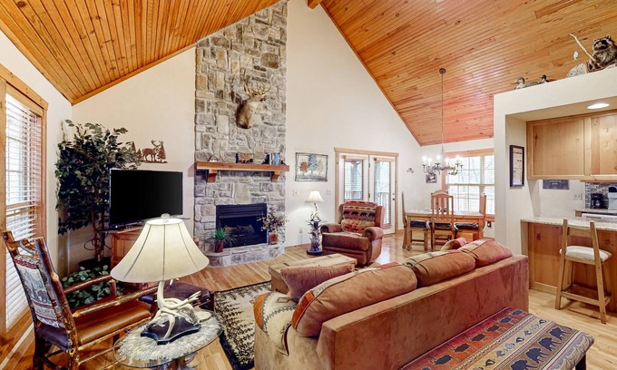 Branson West Condo | Spacious home with screened patio, fireplace & resort amenities