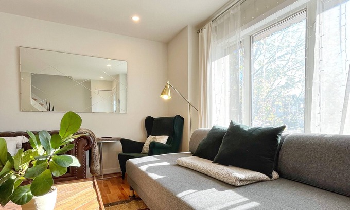 Plateau House | Spacious HOUSE 2 bed, 3 Bath with Parking