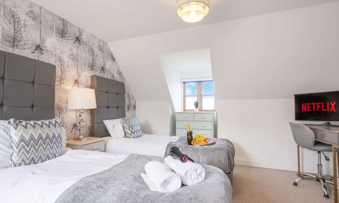 Milton Keynes House | Spacious House in Prime Location Driveway Parking Smart TVs Fast WiFi