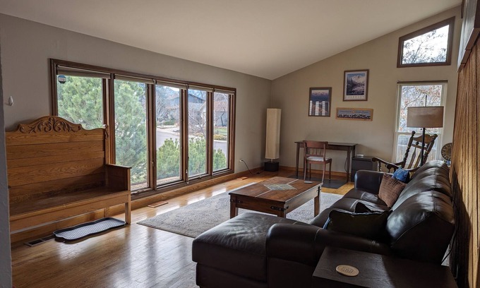 East Boulder House | Spacious house in Boulder with 2 car garage and AC
